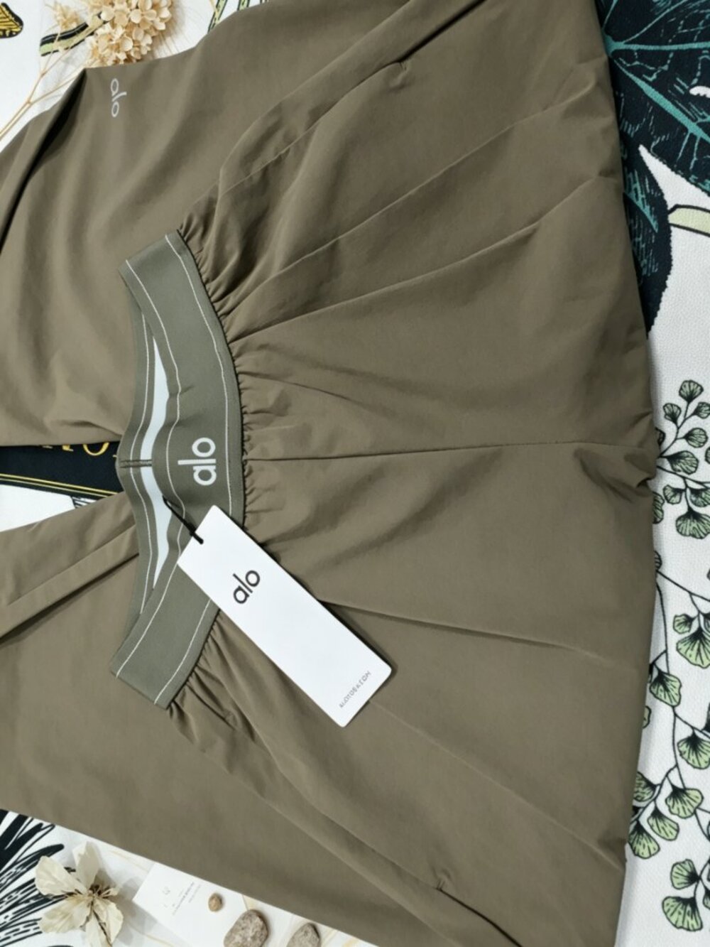 😘NWT ALO Yoga Olive Suit Up Trouser Regular 30" Inseam Wide Relaxed Fit🧚 - Picture 6 of 10